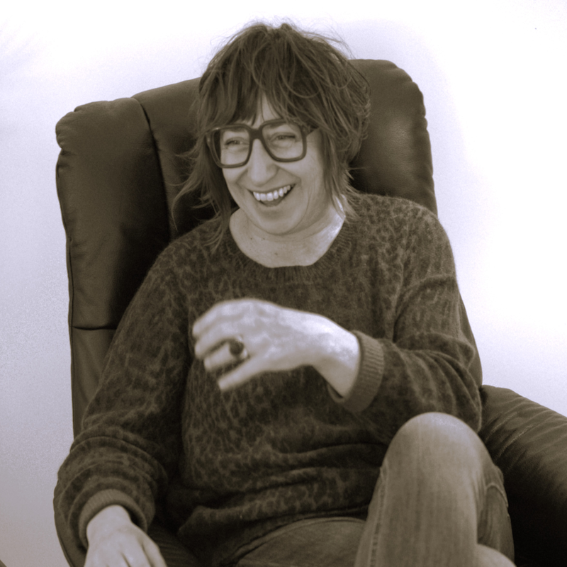 Portrait de Séverine GRIMAUD en noir et blanc joie et rire